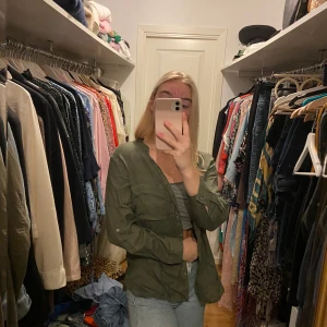 Linne skjorta - Skitsnygg mörkgrön linneskjorta från Zara i strl S. Oversized i modellen och passar bra till T-shirts, toppar eller om man bara vill bära den själv. Köpt för 400, säljer för 100kr. Köparen står för frakten, möts annars upp i Sthlm 💋