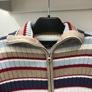 Stickad tröja - Snygg stickad tröja med två dragkedjor.  De är budgivning och HÖGSTA BUD är: 190kr+frakt (63kr & spårbart)💗 Obs. BINDANDE BUD, vilket menas med att du ska kunna betala de du budat! :) AVSLUTAS: tisdag kl. 17.00