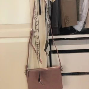 Carin Wester väska - Superfin väska från Carin Wester med två olika väskband. Oanvänd så den är i nyskick!