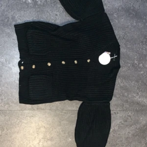 Cardigan med vallon sleep  - Färg:svart Storlek: S/M men går bra till L.  Det är en en svart cardigan med ballon sleeves.  Den är ganska tung men så skön att ha på sig speciellt nu när det är vinter snart. Den har även tillgångar till fickor på båda sidor. Den är helt nya och inte använd.  