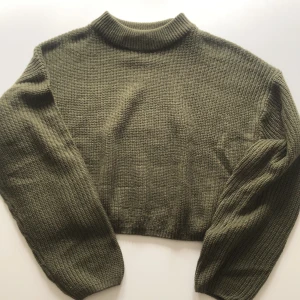 Stickad tröja - Snygga stickad tröja i militärgrön färg från H&M. Den är i storlek L och är lite croppad, men den ska vara lite oversized så det passar som S/M, (har själv S). Priset är inkl frakt