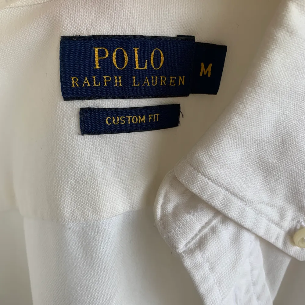 Vit Ralph Lauren skjorta i storlek M. Köpt i Ralph Lauren butik i Stockholm. Mycket bra skick, säljes pga används ej. Pris kan diskuteras. . Skjortor.