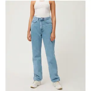 Säljer mina raka rowe jeans från weekday, då de inte kommer till användning.. Väldigt sköna och fin passform, köpta för 500 kr