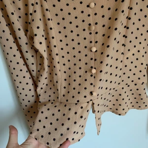 Prickig blus - Prickig blus som aldrig använts. 