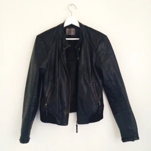  - Jacka i skinnimitation från 🌸Vero Moda🌸 Fint skick, förutom lite slitage på ena ärmen. Går lätt att åtgärda. 