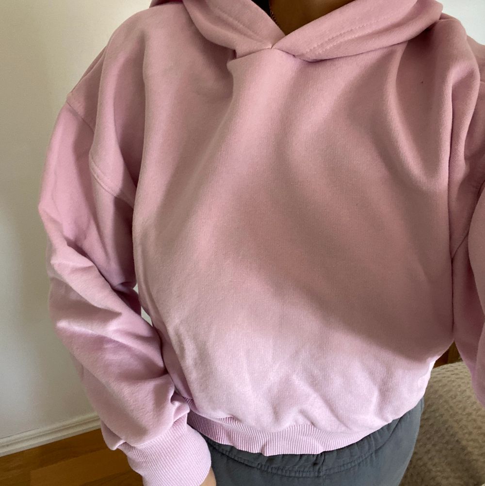 En superfin rosa hoodie från chiquelle, storlek M! Den är otroligt mysig och passar även XS/S beroende på hur man vill att den ska sitta! 🥰  150 kr inkl frakt 💘. Huvtröjor & Träningströjor.