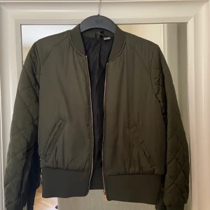 Grön jacka från h&m - Säljer denna gröna jacka från h&m i storlek 38. Använd men fint skick fortfarande. 