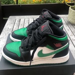 Jordan 1  - Säljer mina Jordan 1 mids för de tyvärr inte används så mycket som de borde. De är i storlek 37,5 o i mycket bra skick, bara lite creaseing på ena skon! Box kommer med såklart och kvitto finns. Köp direkt för 2000/ buda.Möts helst upp i Stockholm🥰 