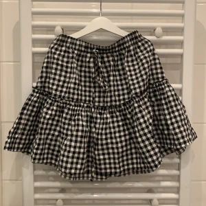 Fin rutig kjol - En jättefin och gullig rutig kjol som aldrig är använd! Storlek S. Frakten tillkommer