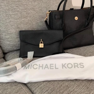 Michael kors väska  - Två väska i en samtidig kan man använda den som ryggsäck, väskan är knappt använd.