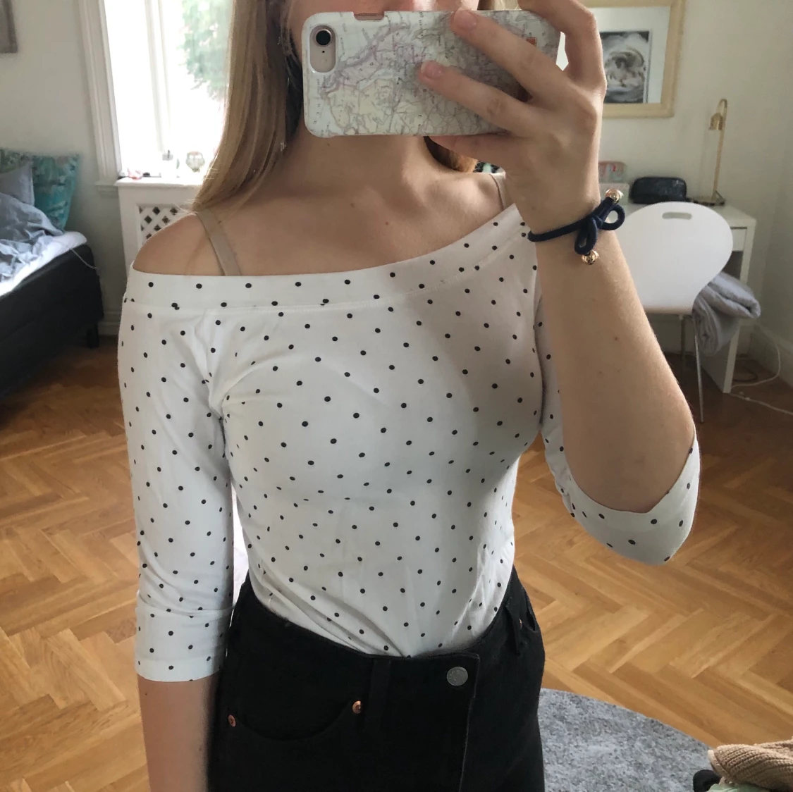 Vit tröja med svarta prickar  - 90