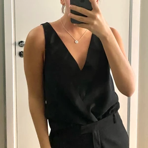 Topp från River Island - Jättefin och smickrande topp från River Island i jättefint skick! Möts gärna upp i Stockholm annars står köparen för frakt💛