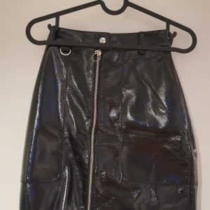 Bikbok kjol  - Svart kjol från bikbok. Tajt modell. 