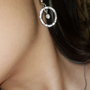 Örhängen i silver - Fina örhängen i silverfärg, nickelfria. Troligen endast silverplätterade. Jag rengör dem innan jag skickar dem till dig och frakten ingår i priset🥰