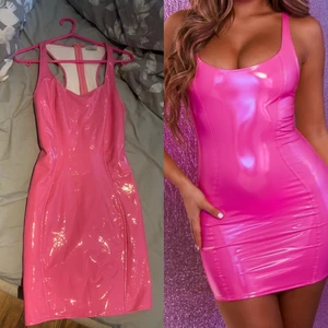 Oh polly rosa pvc! - Klänning i rosa pvc från ohpolly i storlek 36! Aldrig använd. Kan skickas för fraktkostnad eller mötas upp i Kungsbacka!