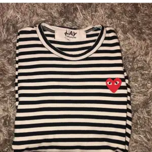 Långärmad comme des garcon tshirt som är knappt änvänd. Den är i storlek M men passar även S då den är liten i storlek