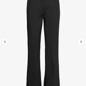 Kostymbyxor - Säljer dessa oanvända kostymbyxorna köpta på boozt från märket Levatē Room. Säljer dem pågrund av att de ej passade. Väldigt mjukt material, skriv för fler bilder!:) Ledande bud: 700kr 💛