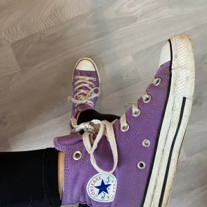 Lila Converse  - As balla lila converse. Storlek 36.5 Köpare står för eventuell frakt. 