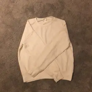 En vanlig vit tröja från hm, storlek xs  plagget sitter rätt så löst 