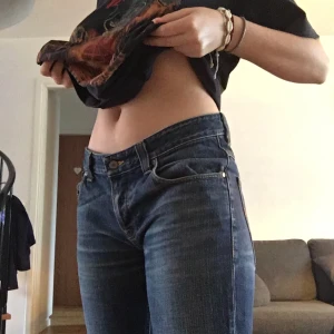 Nudie jeans stl 32/34 - Jättesnygga lågmidjade jeans från nudie, modell: bootcut ola. Knappt använda men köpta seconhand. Jag är 174 cm lång och dom sitter jättefint, har bara aldrig fått användning av dom💕💕