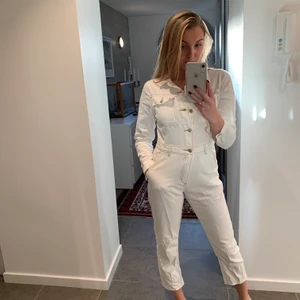 Vit jeans byxdress 🤍 - Super cool jeans byxdress, från Boohoo. Aldrig använd, alltså i superskick!  Leveransfrakt tillkommer🤍🤍🤍