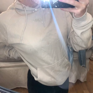 Beige istay hoodie - Säljer denna istay hoodie för att den inte kommer till användning därav är den lite skynklig men det är ju bara o stryka!💕 säljer den för 100kr +50frakt