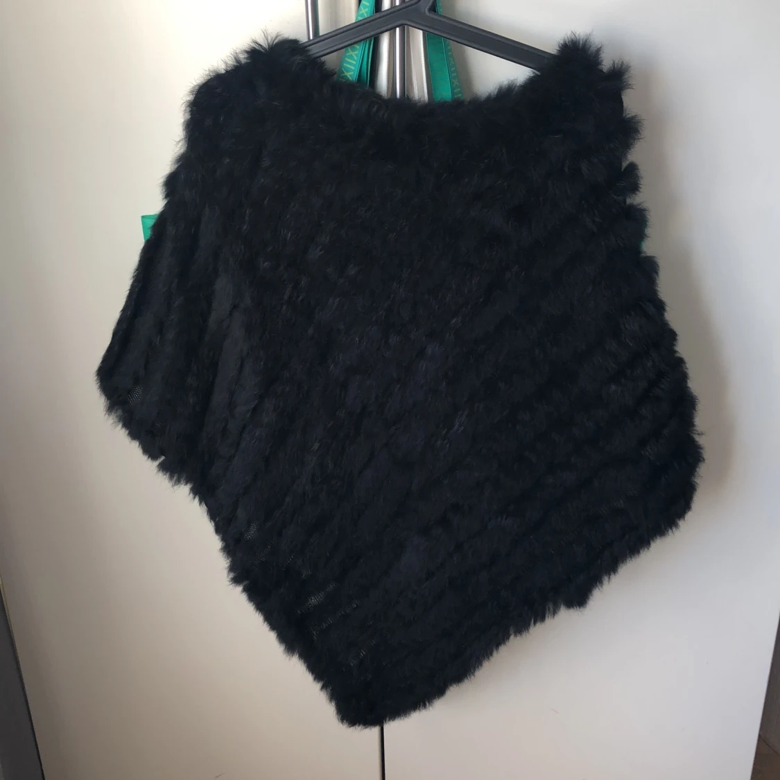 Svart pälsponchoONESIZE - 90