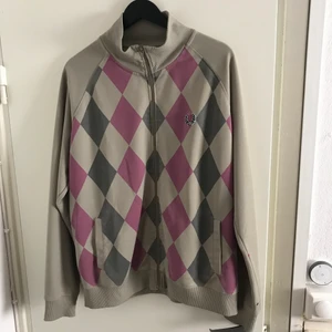 Vintage Fred Perry tröja - Bra skick bortsett från två små färgfläckar som knappt är synliga. Enligt mig ger dem plagget mer karaktär men det finns säkert dem som inte håller med mig. Tror det är en herrtröja men den sitter typ bättre på min tjej än mig så ja. Bud om mer än en vill ha.