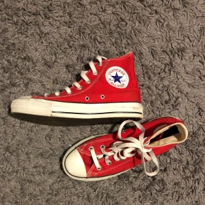 Converse  - Äkta converse❤️ riktig snygga, änvända flertal gånger men i bra skikt. En snygg detalj för att förstärka en cool outfit!