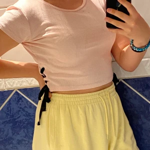 Magtröja - En jätte fin pastel rosa magtröja med snörning på sidorna💖 strl S men passar XS också! näst intill oanvänd, original pris 139kr 