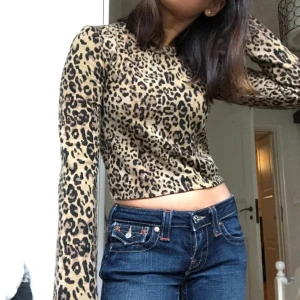 leo - söt leopardtröja💞 kommer inte till användning  (bud på 130kr)