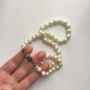 Pärlhalsband - Så fint pärlhalsband med knäppe som man kan ha antingen fram eller bak. Köpt på Lisa Larsson second hand i stockholm🌙🌙