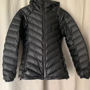 Peak performance jacka  - En peak performance jacka som står emot vatten. Har lite guld nyanser på luvan men anses väldigt bra skick.