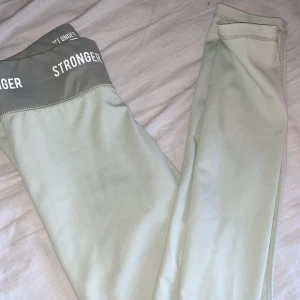 Ljusgröna/beiga tights stronger - Stronger, nypris tror 700kr