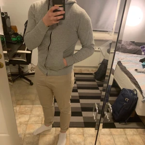 Grå Zip- Hoodie - En grå Etirel hoodie med dragkedja. Använd mycket men fortfarande fräsch. Lite tight så passar nog perfekt på någon med storlek XS👍🏼 Snöret till luvan är smått trasigt men är lätt att byta om man vill. Köparen står för frakt men kan även mötas upp i Falun!🌟