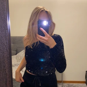 Paljetttopp från bikbok! - 🖤En riktigt snygg party topp från bikbok i storlek XS. Passar även en S! endast använd på ett nyårsfirande. nypris 300 kr🖤