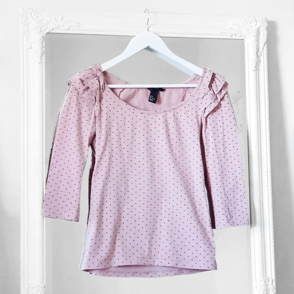 Färg: Rosa.  Strl: S.  Fin rosa prickig tröja från H&M med fina detaljer, volang puff ärm på axlarna.  Kommer ej till användning och stor garderobsrensning pågår! Frakt tillkommer, betalning via swish.. Toppar.