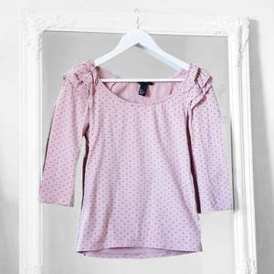 Färg: Rosa.  Strl: S.  Fin rosa prickig tröja från H&M med fina detaljer, volang puff ärm på axlarna.  Kommer ej till användning och stor garderobsrensning pågår! Frakt tillkommer, betalning via swish.