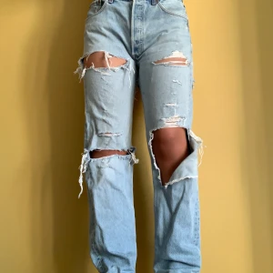 Jeans med hål - Gör nu en intressekoll på mina favvobyxor som inte kommer till användning längre.  501or