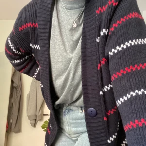 Stickad kofta - Intressekoll på denna stickade ”pippi”-kofta. Köpt second hand men sparsamt använd av mig och i mycket bra skick. vet inte storlek men gissar typ M. Skriv privat om du ör intresserad💖  (pris kan diskuteras)