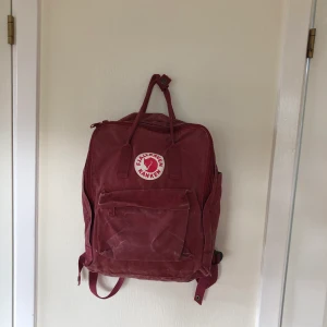 Fjällräven kånken - Fjällräven Kånken ryggsäck i vinröd färg. Använd men har definitivt mer att ge. Kan mötas upp i Malmö annars tillkommer fraktkostnad 