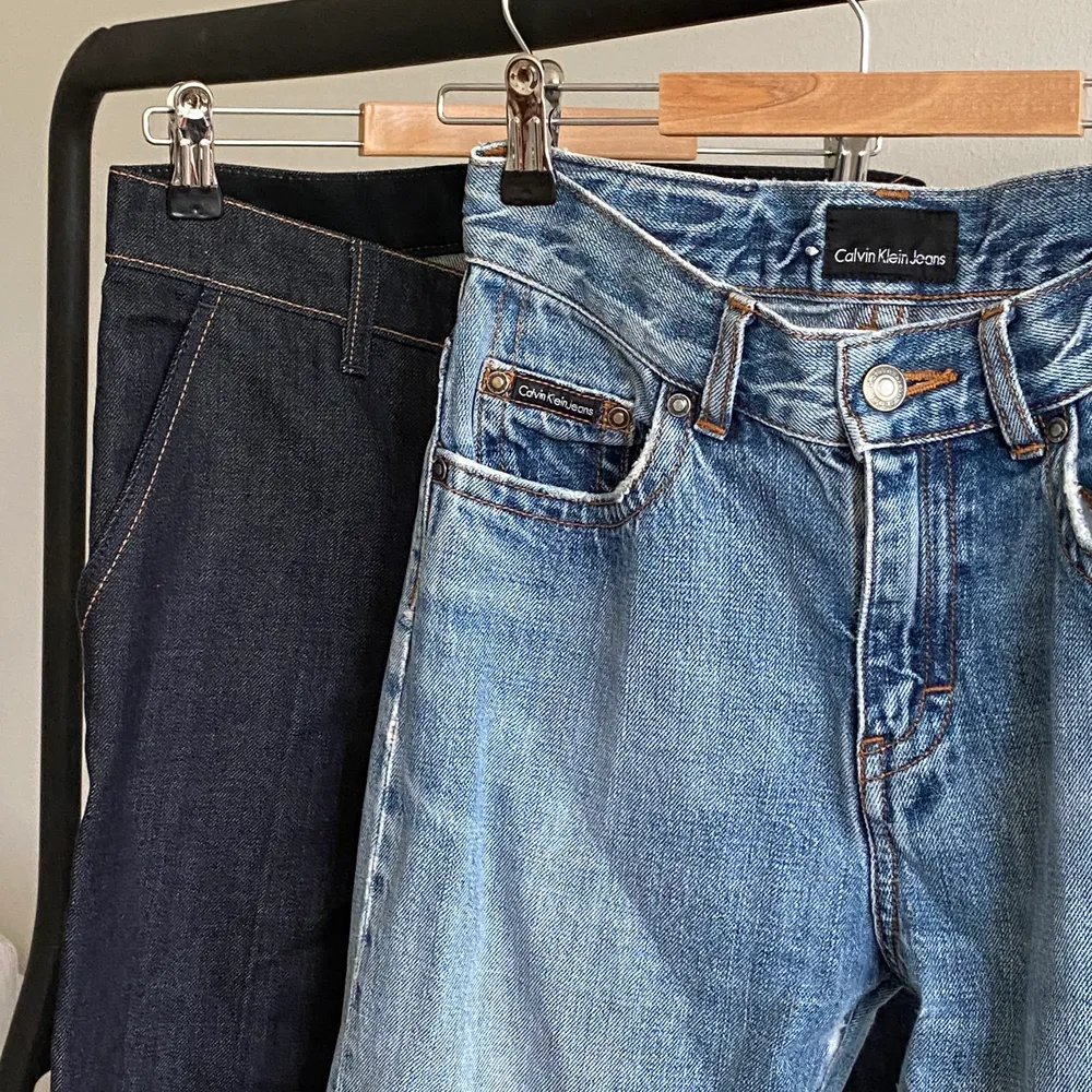 Calvin Klien Jeans i storlek W26 L34. Low waisted och pösiga i benen!! . Jeans & Byxor.