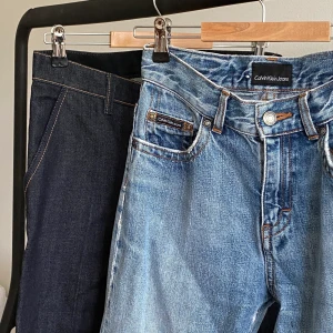 Wide jeans  - Calvin Klien Jeans i storlek W26 L34. Low waisted och pösiga i benen!! 