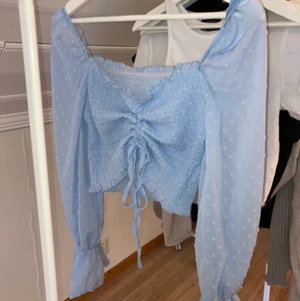 Top - ❌SÅLD!❌Sjukt snygg blå top som går att justera med banden ifall man vill ha den cropad eller inte. Frakt ingår i priset och skickasspårbart 