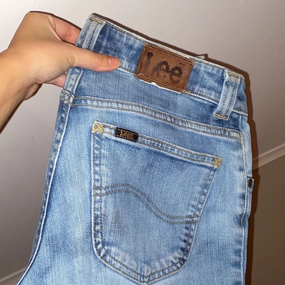 Lite smått melerade ljusa Lee jeans med hål på knäna. Även dessa är köpta vintage men kvaliteten är densamma som om de vore nya. Låga i midjan och vidare ner till. . Jeans & Byxor.