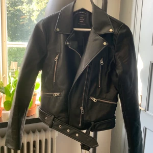 Skinnjacka Zara - Skinnjacka från zara i storlek S. Köpt för 650 kr och använd max 3 gånger, alltså i väldigt bra skick.💜