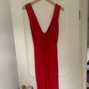 Balklänning / galaklänning  - Klänning från PLT som jag använt en gång för flera år sedan. Frakt tillkommer. Skorv för info 