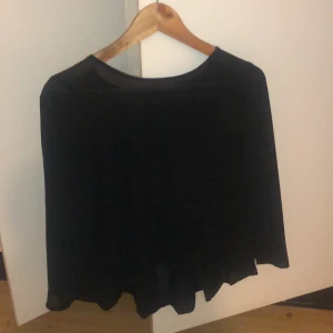Svart blus  - Oanvänd svart blus! 