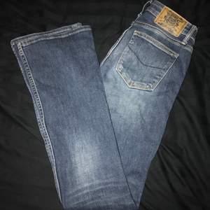 Ett par blå flare crocker jeans. Storlek w24 l31. Väldigt fin färg, knappt använda. De är för små för mig men satte på mig dom ändå på sista bilden. Både för små i midjan för mig och för korta. Skulle säga att den passar någon som brukar ha XS och är runt 160-165 cm lång! Nypris 700kr
