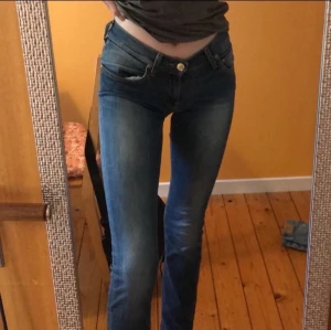 lågmidjade jeans!! - dessa är från tidigt 2000-tal och är superfina!! Säljer då jag inte passar så bra i sånna. Men så himla häftigt på de som kan styla de :) fråga gärna om fler bilder🥰